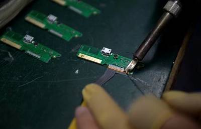 匠心鑄就精工 焊槍下的微毫傳奇——記巴渝工匠的電子維護(hù)絕技